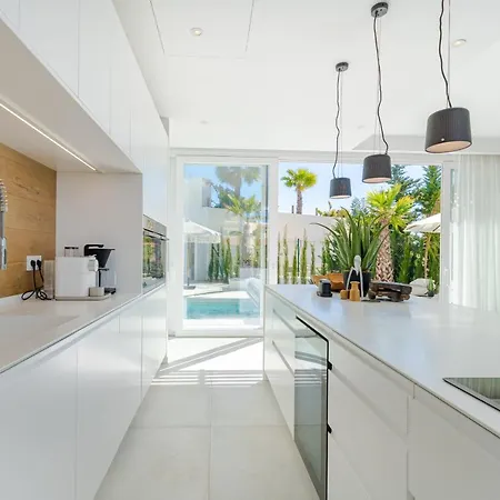 Unique & Luxurious With Heated Pool, Gym & C Holiday home