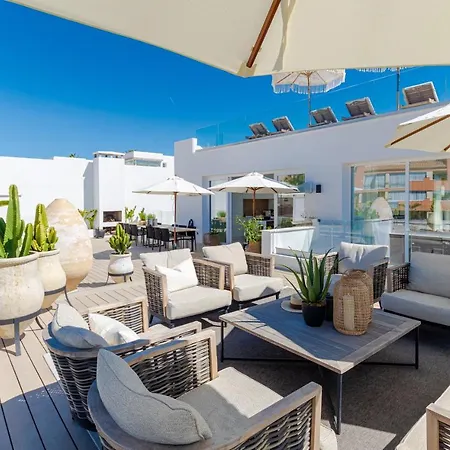 Unique & Luxurious With Heated Pool, Gym & C Holiday home